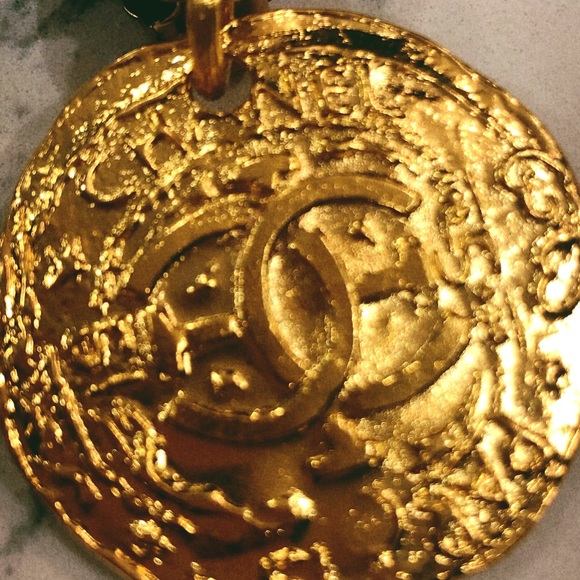 Sold! Gorgeous Vintage Chanel coin earrings - Picture 5 of 7